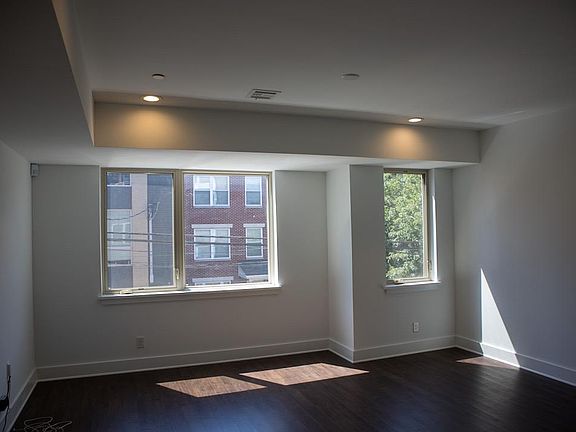 4th image of 1327 N Franklin St #4