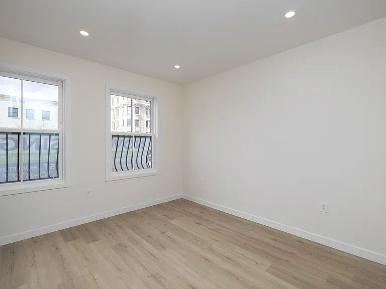 584 Main St #G — Photo 2