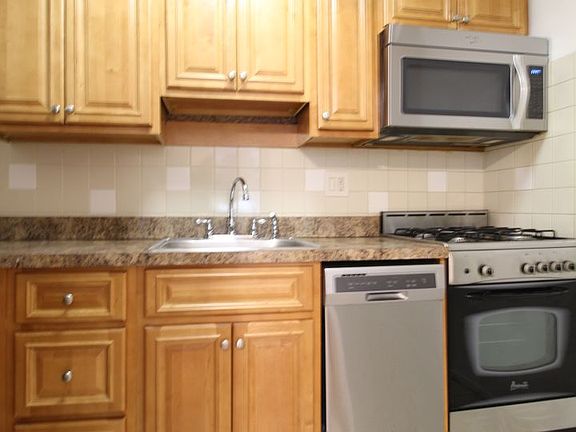 3rd image of 931 Spruce St #A