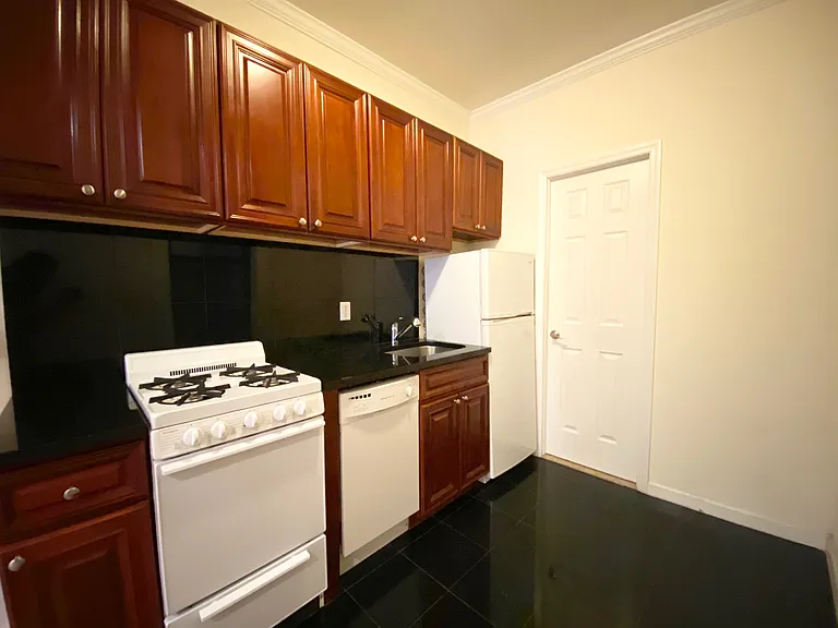 221 E 28th St #2E — Photo 5