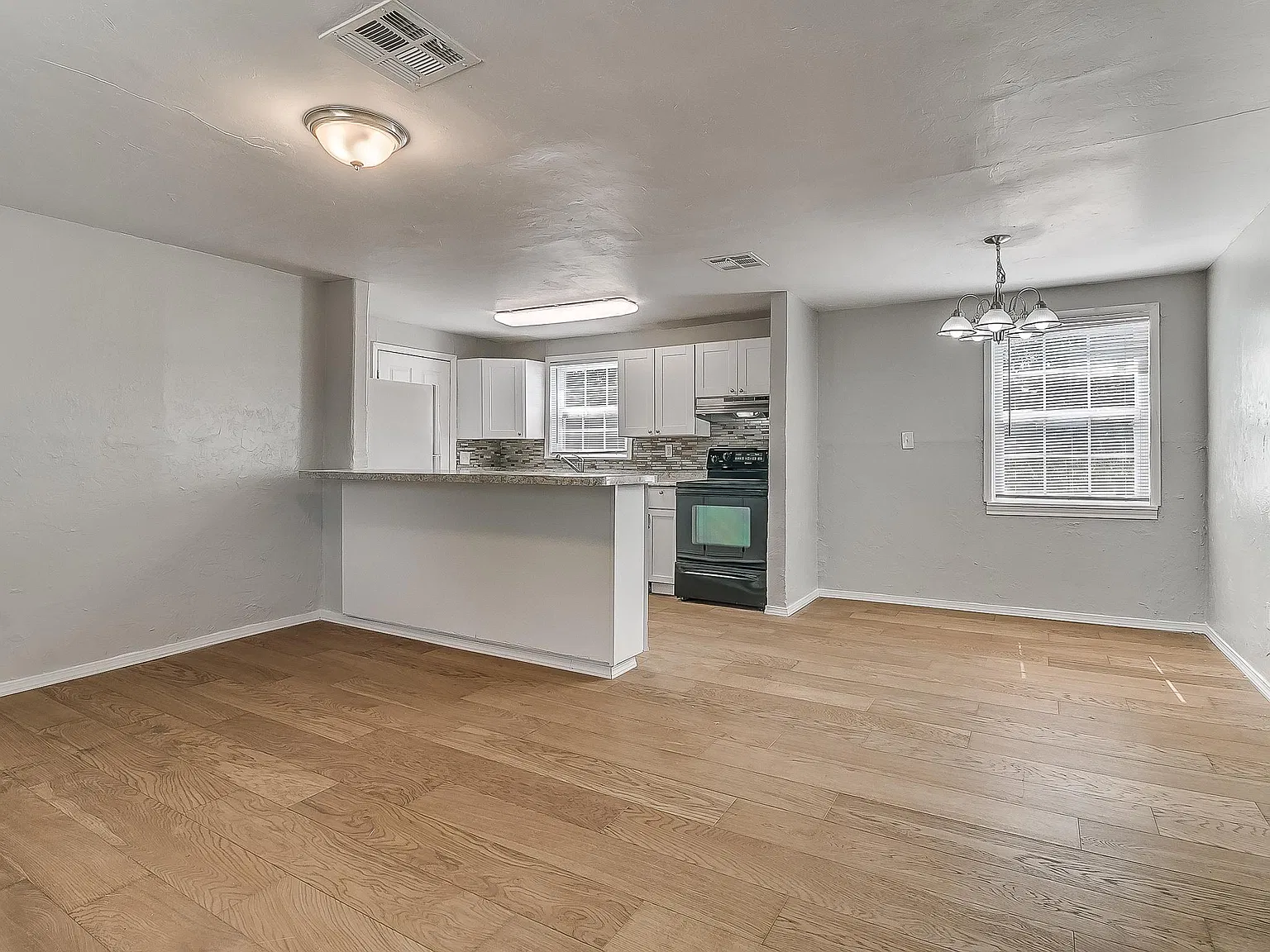 3 bed, 977 sqft, $1,050 — Photo 2