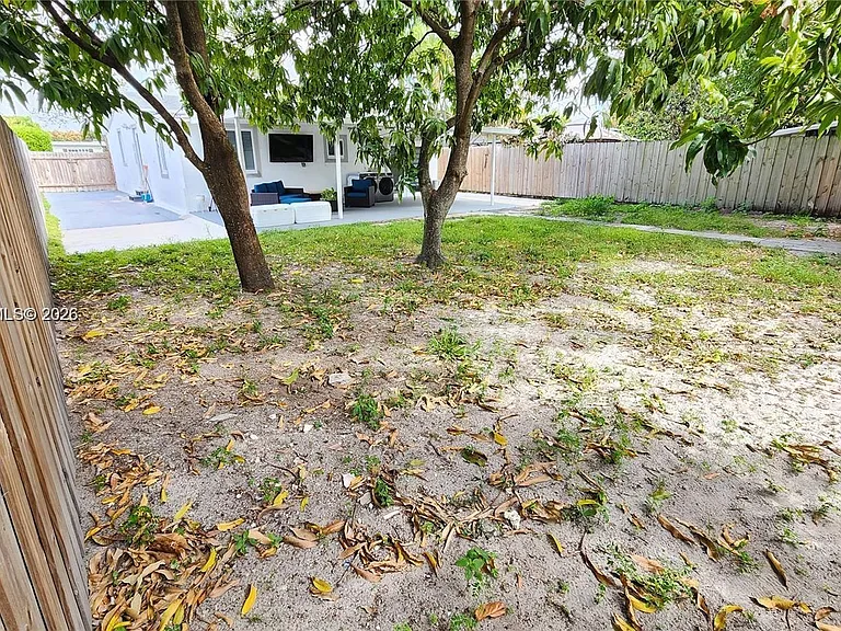 734 W 32nd St — Photo 30
