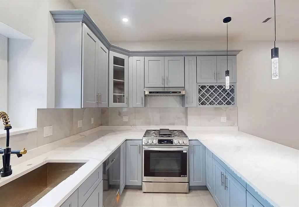 4 bed, 3.0 bath, 1400 sqft, $4,200 — Photo 2