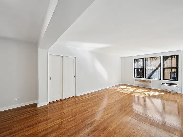2400 Webb Ave #4H — Photo 1
