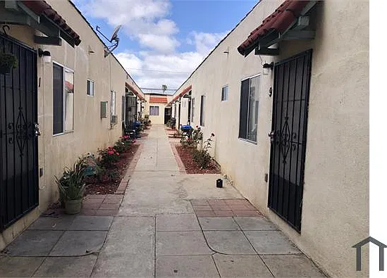 3 bed, 476 sqft, $2,500 — Photo 1