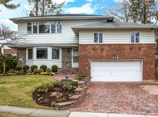 159 Stratford St S, Roslyn Heights, NY 11577