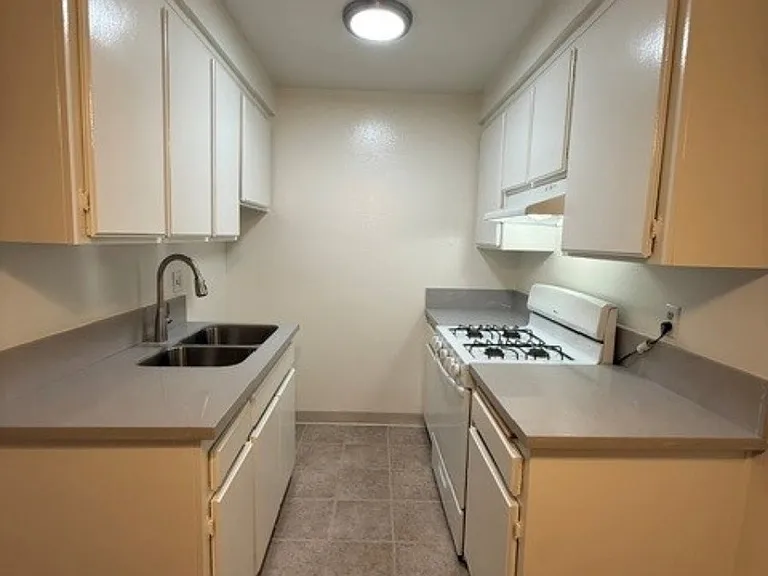 Marquis Apartments — Photo 7