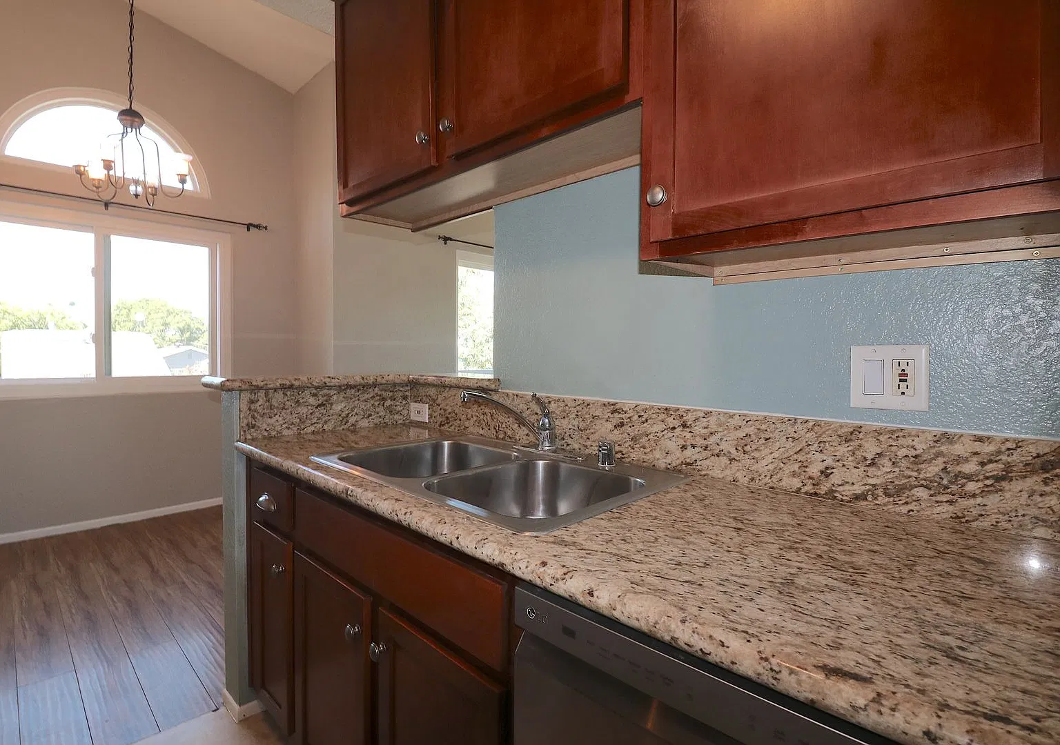 2nd floor 2 bed/ 2 bath condo in North Park/ Normal Heights! 1 car garage, driveway, WD in unit — Photo 4