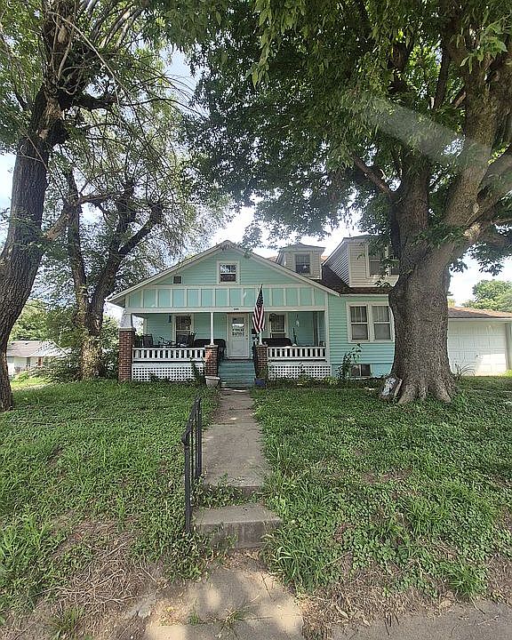 1st image of 585 W Yerby St