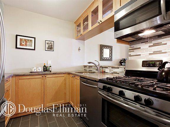 2nd image of 201 W 70th St APT 17B