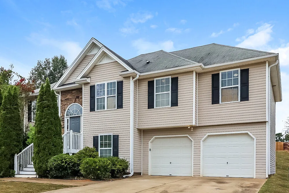 4 bed, 3.0 bath, 2392 sqft, $2,200 — Photo 4