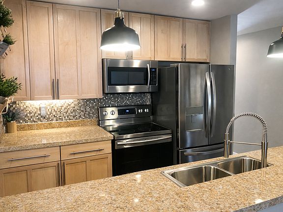 3rd image of 17431 Ambaum Blvd S Unit B2
