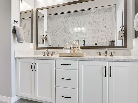 Dual sinks in owner s bath