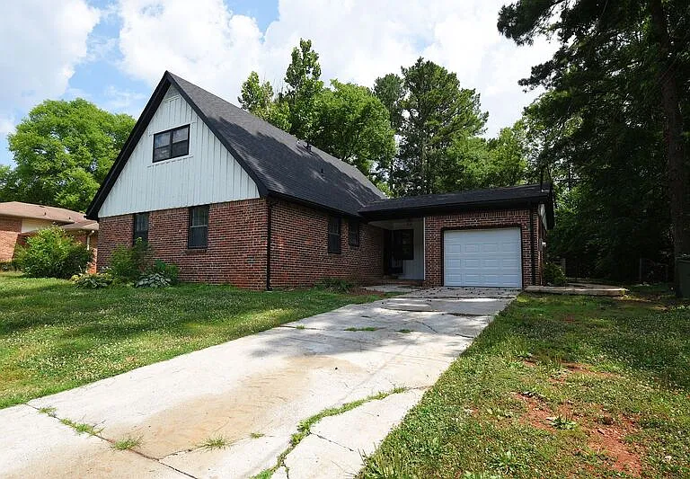 2819 Broadview Dr NW — Photo 1