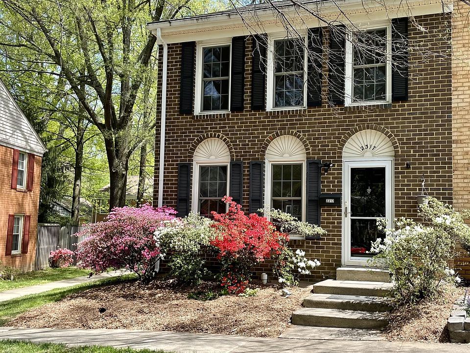 End unit townhome