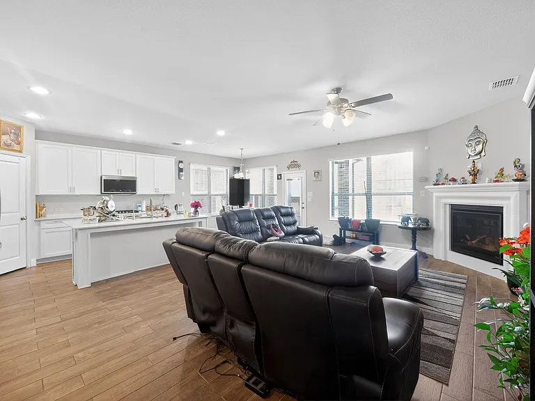 6200 Marigold Dr — Photo 2