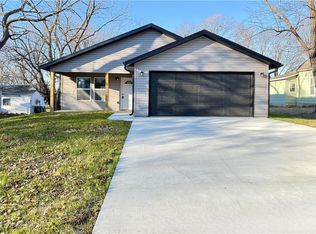 520 W Hunter St, Nevada, MO 64772