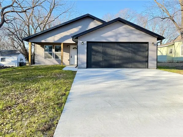 520 W Hunter St, Nevada, MO 64772