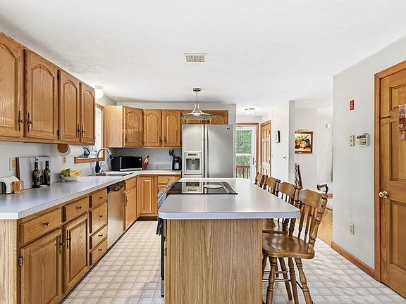 3rd image of 71 Harvey St