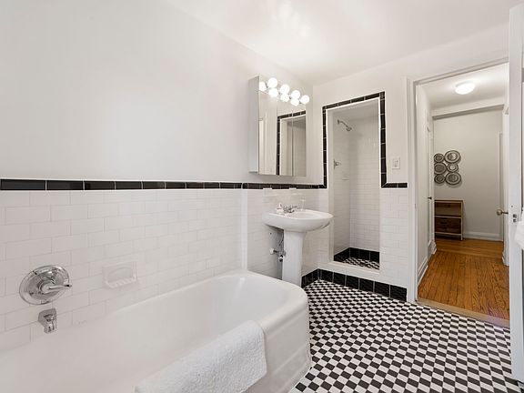 5th image of 415 W 23rd St APT 5E