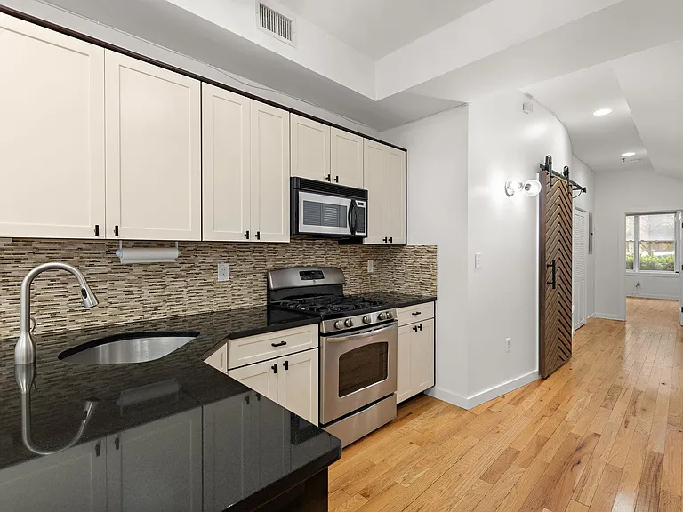 412 Monroe St #2 — Photo 6