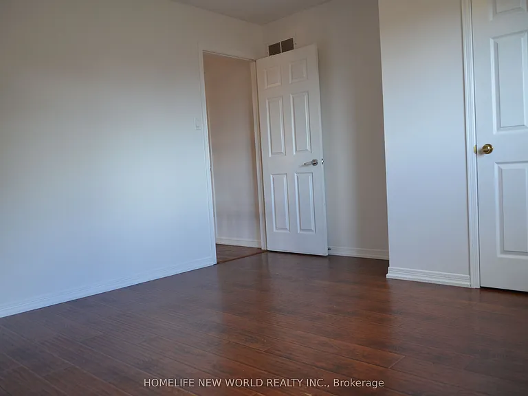 50 Adrian Cres — Photo 14