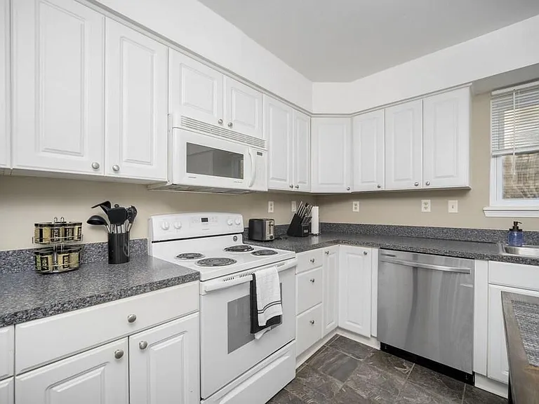 505 Barberton Dr — Photo 7