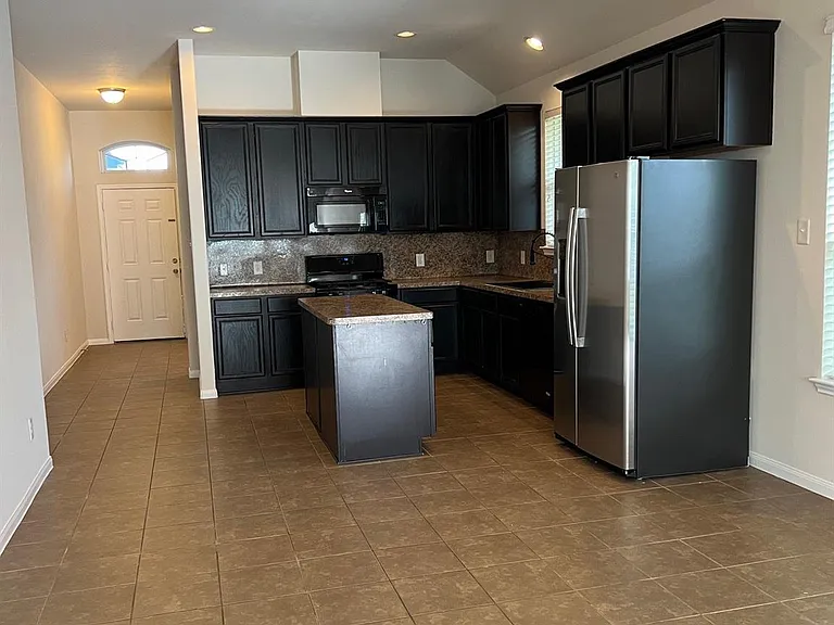 1238 S Maple Dr — Photo 2