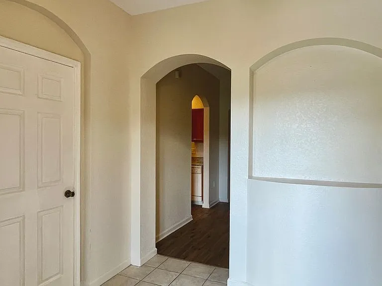 2950 Ashland Ln S — Photo 2
