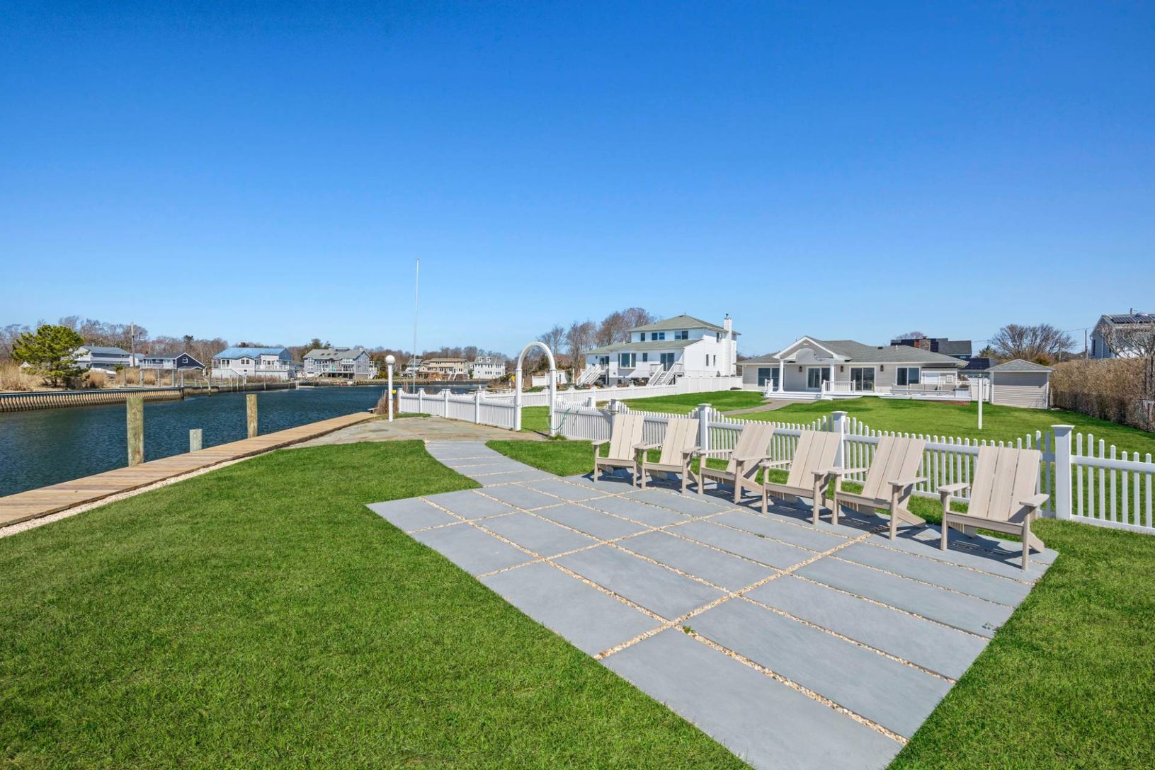  Dock fire pit Lounge