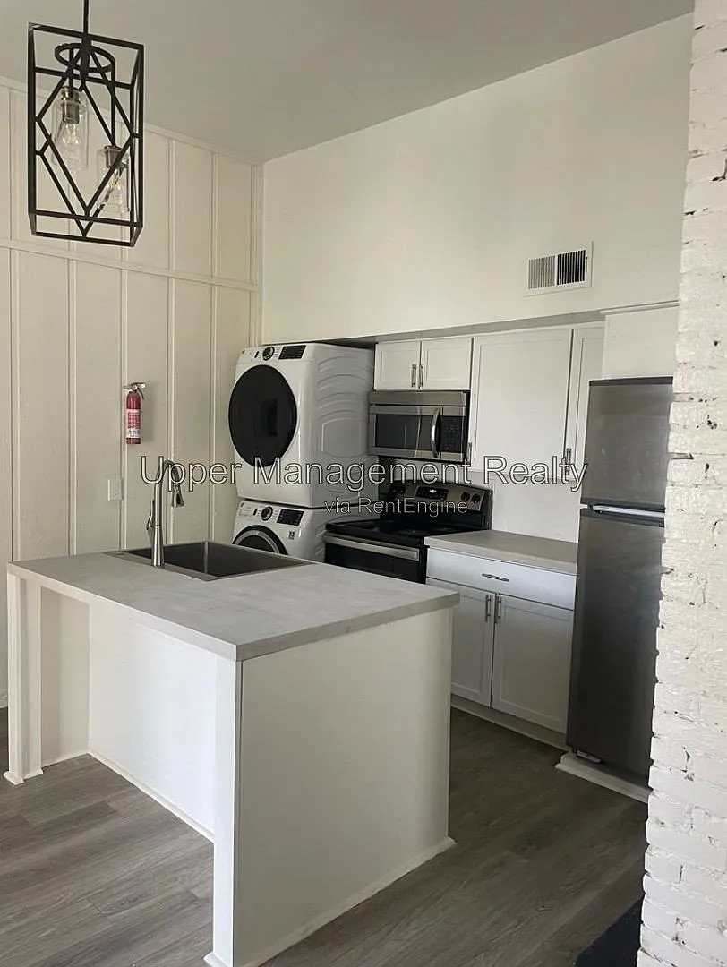 2 bed, 1.0 bath, $2,500 — Photo 2