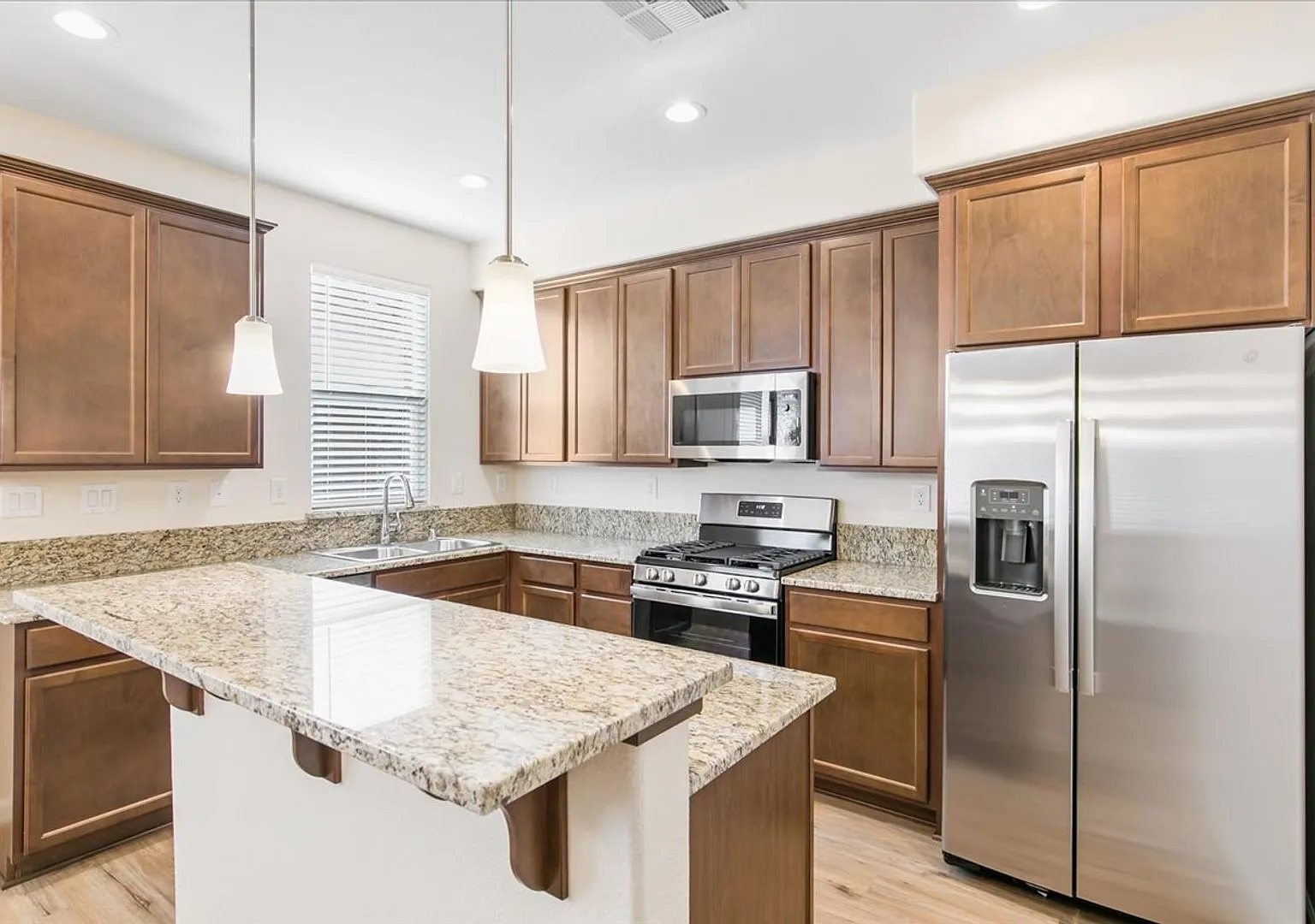 The Rubicon - Large and Luxurious 3 Bedroom, 2.5 bath with Loft and Full 2 Car Garage — Photo 4