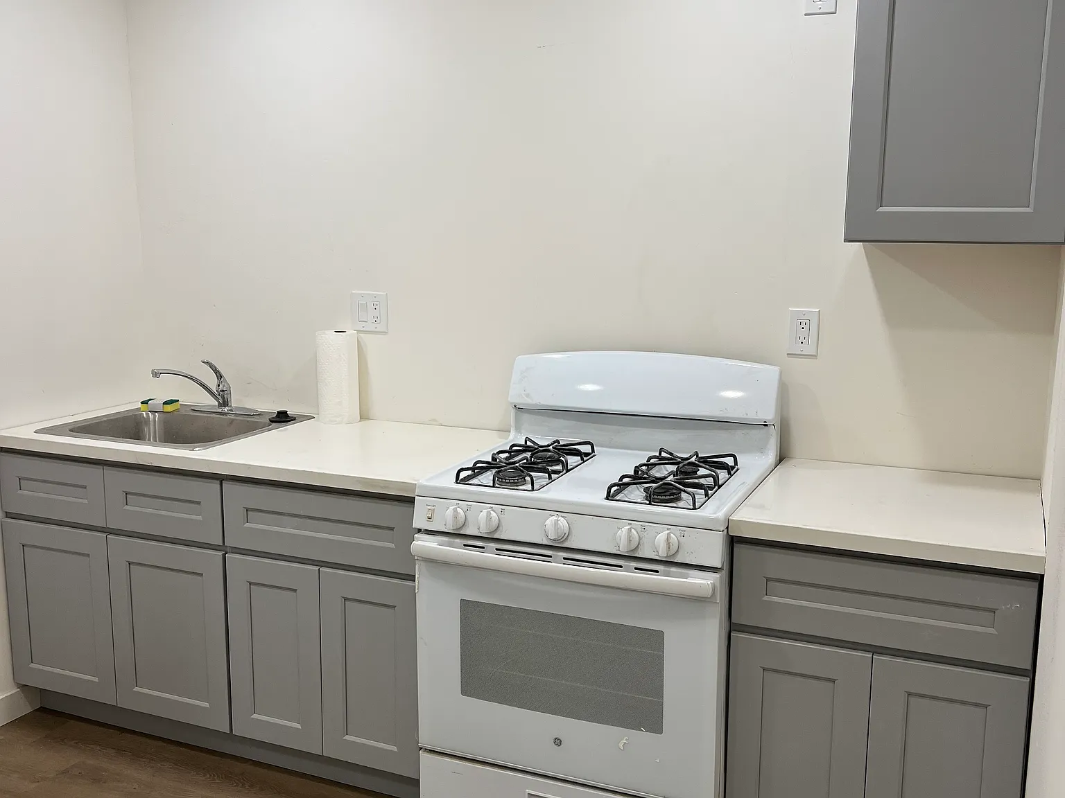 2 bed, 650 sqft, $2,400 — Photo 3
