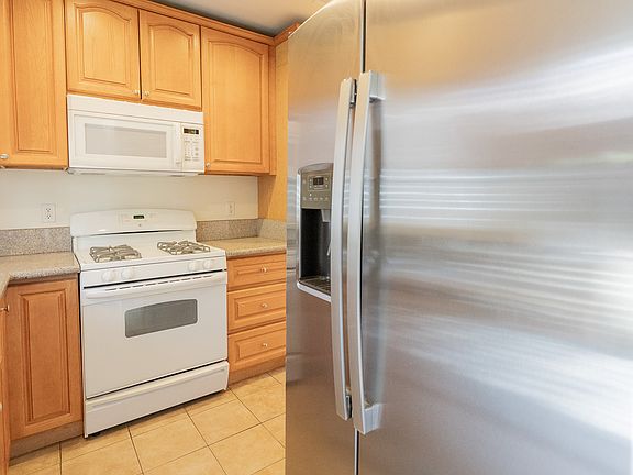 4th image of 361 W Wilson Ave