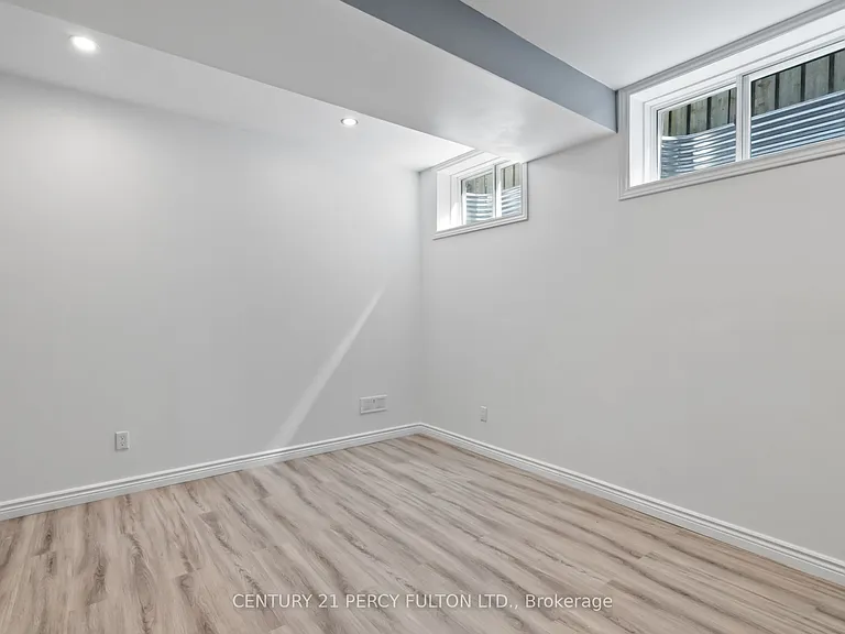 89 Liberty St S — Photo 18