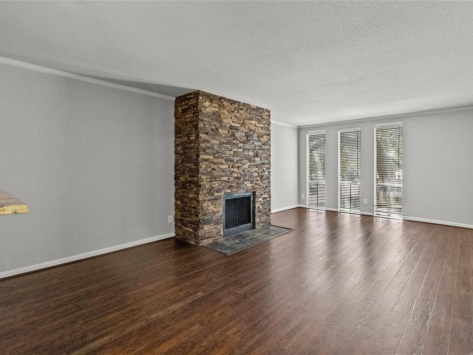 1 bed, 1.0 bath, 890 sqft, $1,400 — Photo 2