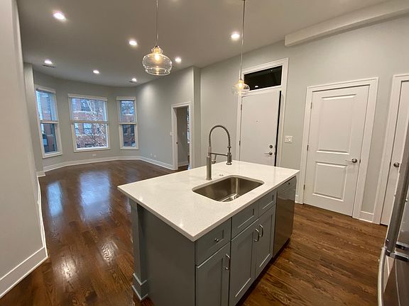 5th image of 749 W Cornelia Ave #2