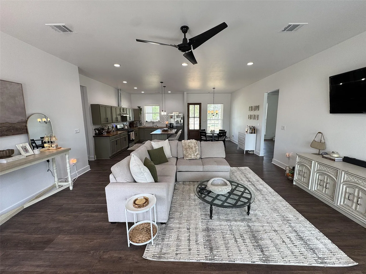 3 bed, 2.0 bath, 2500 sqft, $2,200 — Photo 4