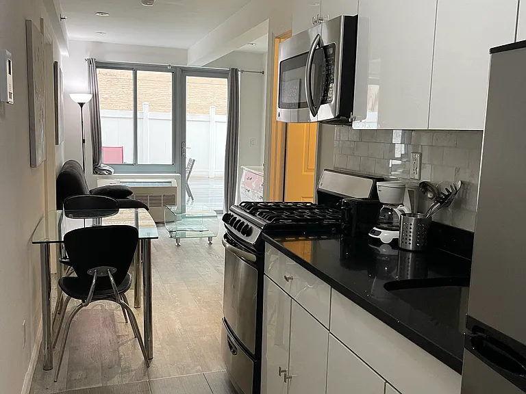 521 W 48th St #2D — Photo 6