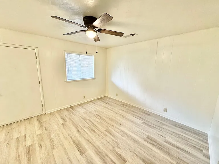 419 W Sycamore St — Photo 25