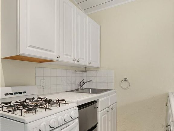 4th image of 1062 College Ave #A