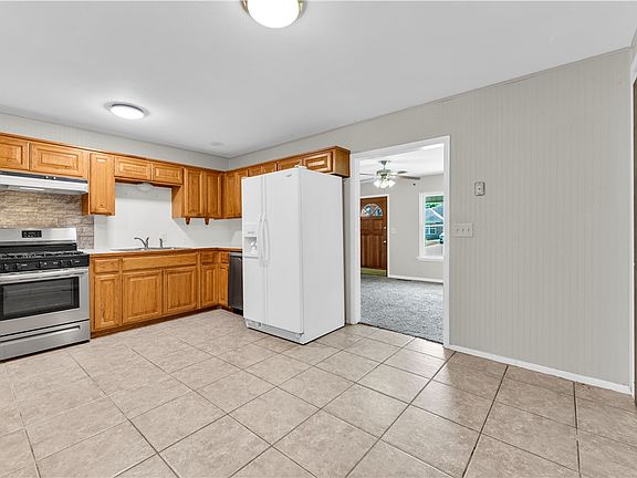 3rd image of 302 E Center St
