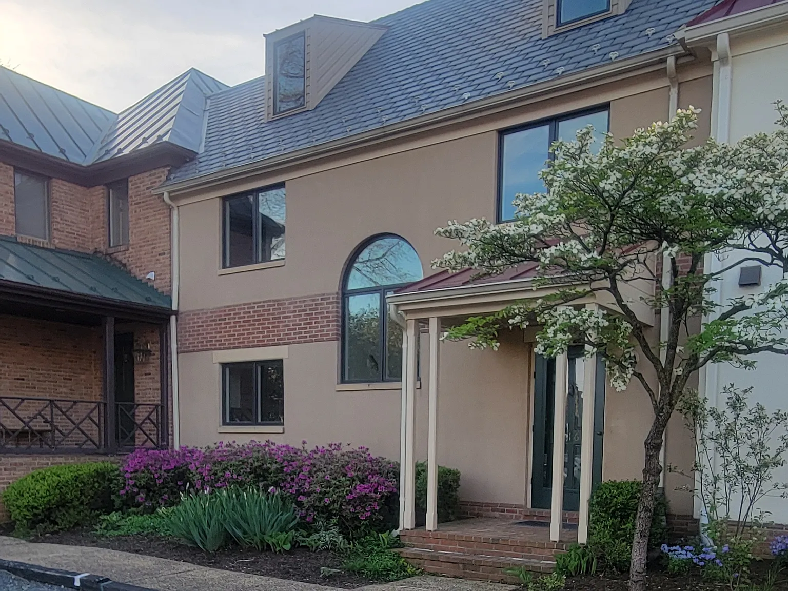 3 bed, 2.5 bath, 2100 sqft, $3,950 — Photo 2