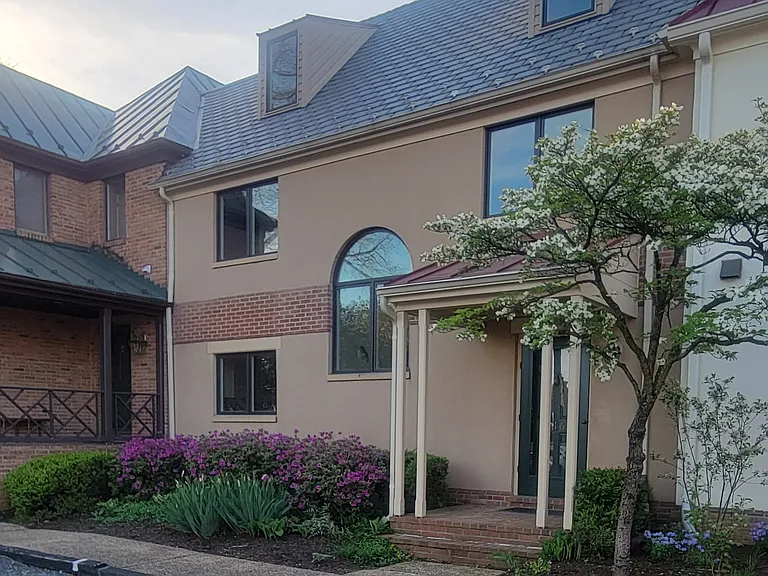 216 E Marshall St — Photo 20