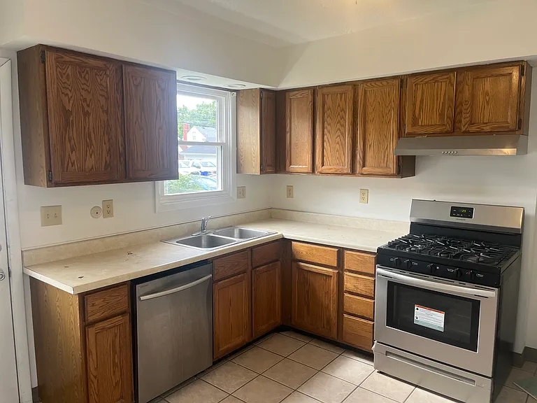 917 Thomas Rd — Photo 10