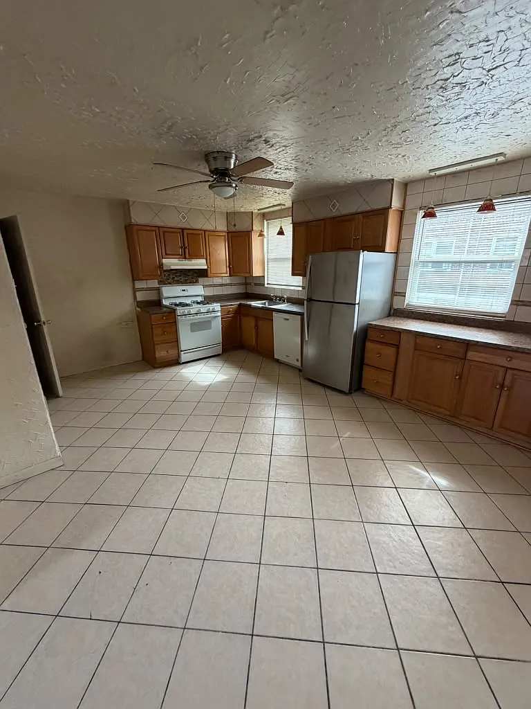 3 bed, $1,900 — Photo 1