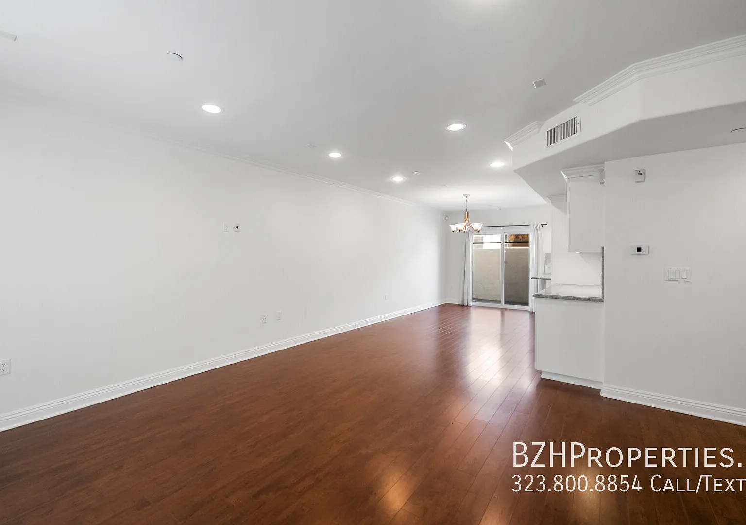 3 Bedroom Townhome with Central A/C, In-unit Laundry and Parking Included — Photo 3
