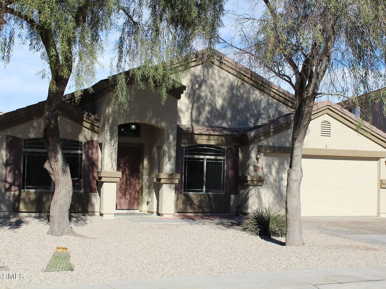 4 bed, 2.0 bath, 2349 sqft, $1,750 — Photo 1