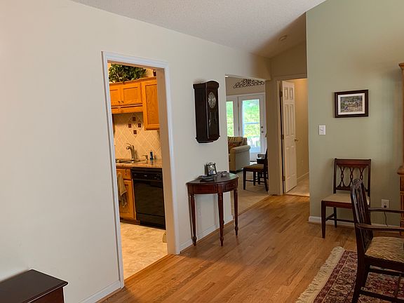 Entry toward Living Rm