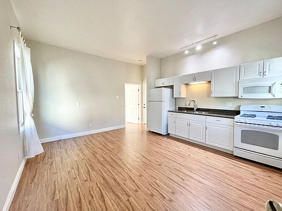 4th image of 1401 E St APT 203